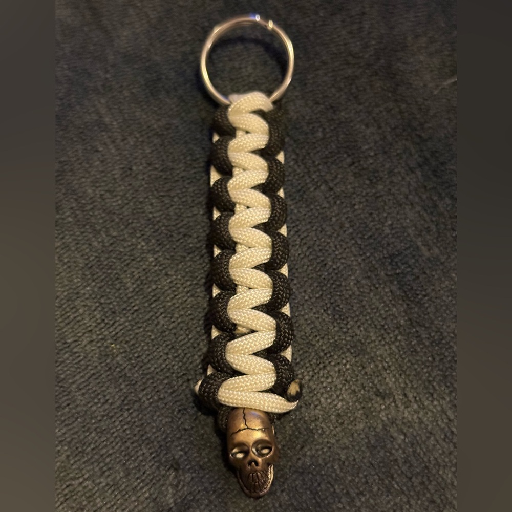 HANDMADE by me ! Black and White Paracord Keychain